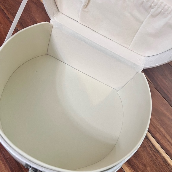 Retro Inspired White Faux Leather Train Case Travel Makeup Case Classy - Picture 5 of 10